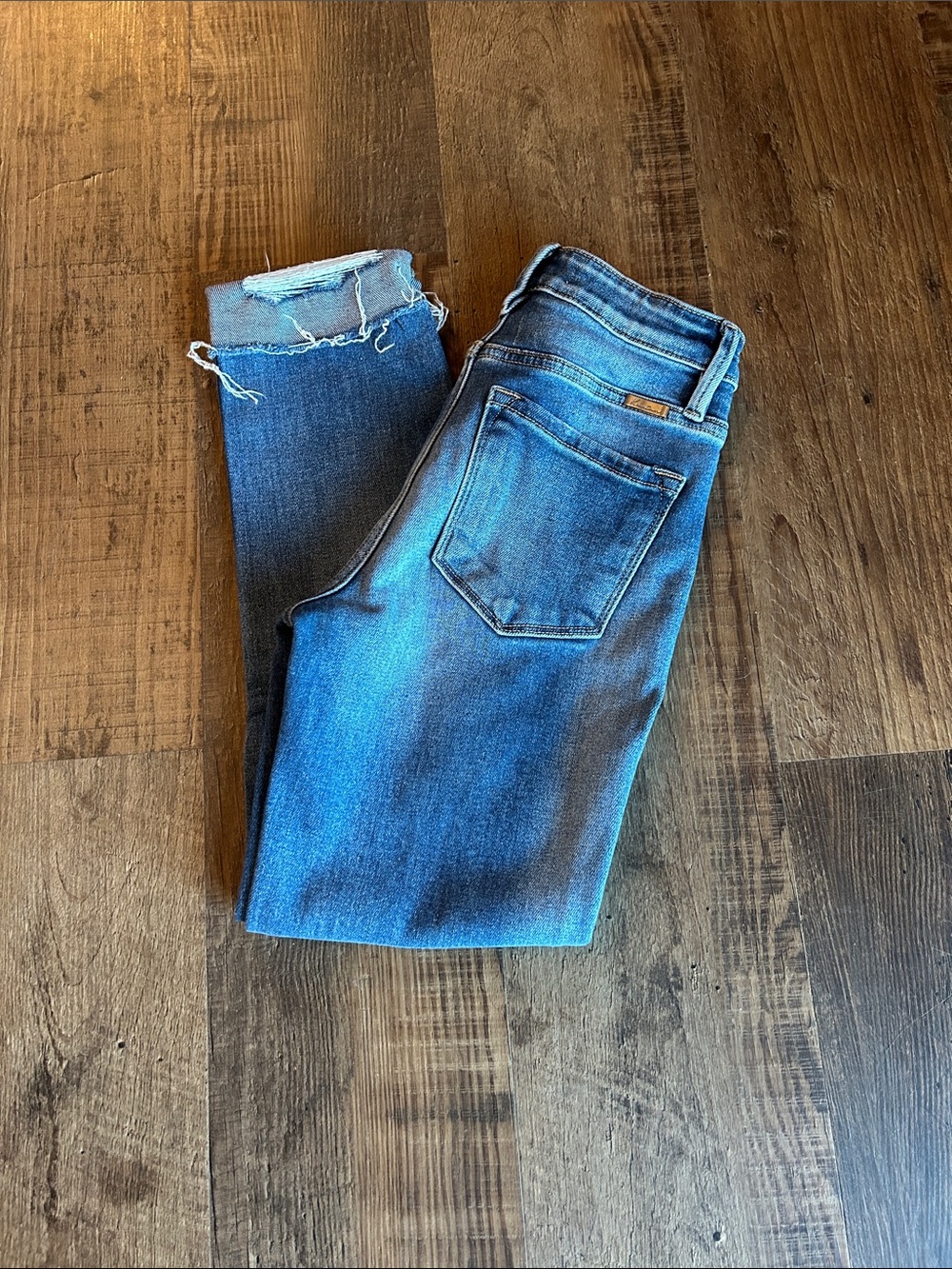 Kancan straight- leg cropped jeans.
